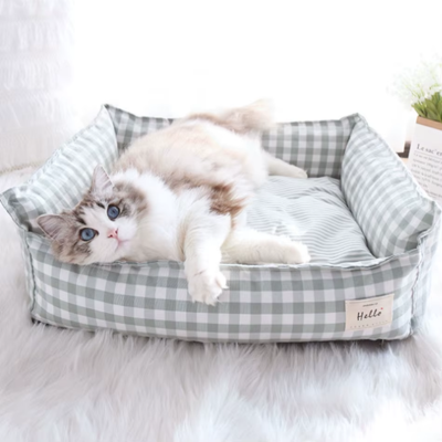 Panier-pour-chat-Tartan-vert-avec-chat-couche