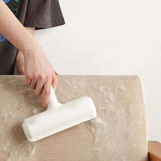 brosse-anti-poil-sur-meuble