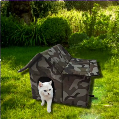 maison-pour-chat-exterieur-camouflage-kaki-avec-un-chat-blanc