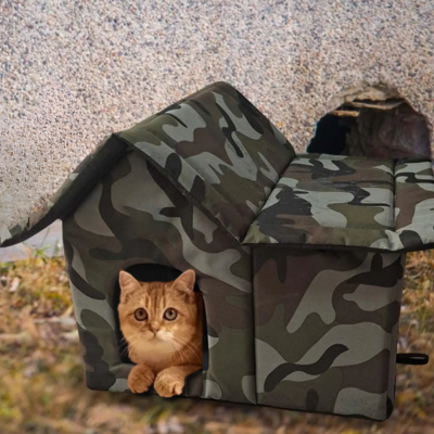 maison-pour-chat-exterieur-camouflage-kaki-avec-un-chat-roux