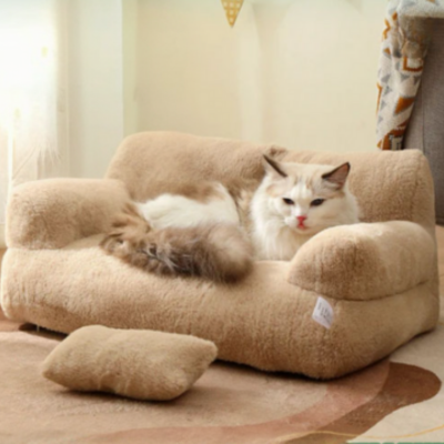 canape-pour-chat-LeRoyal-cafe-au-lait-avec-chat-beige